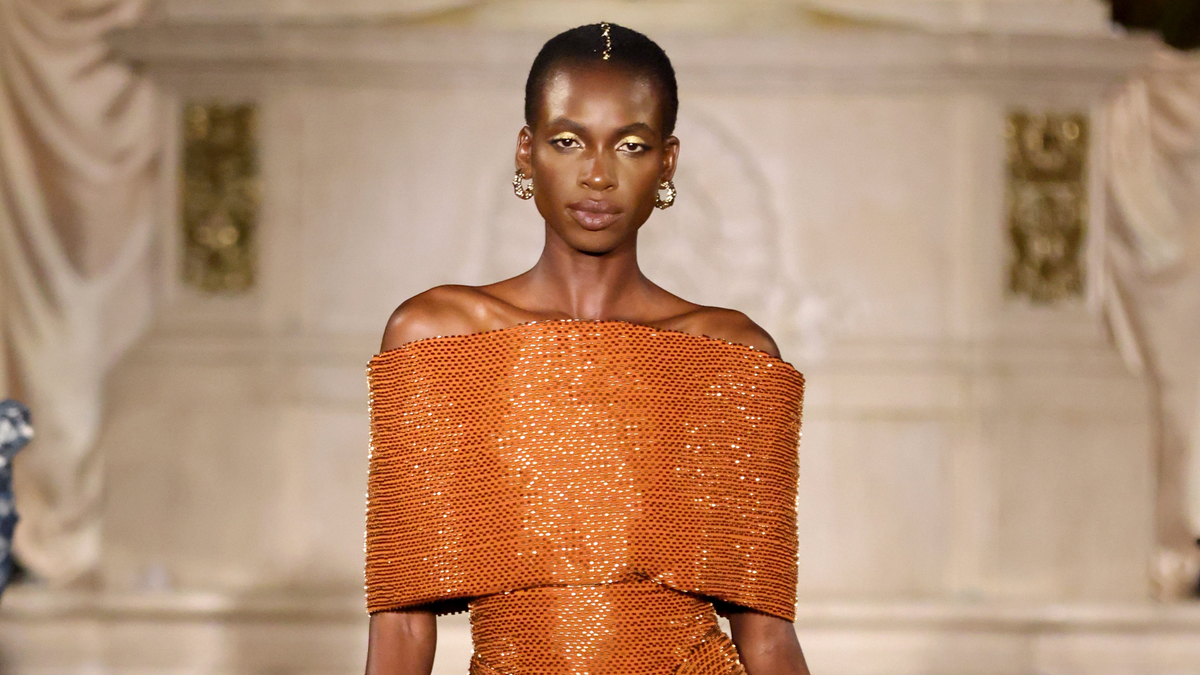 Кристијан Сиријано са колекцијом као из Дине