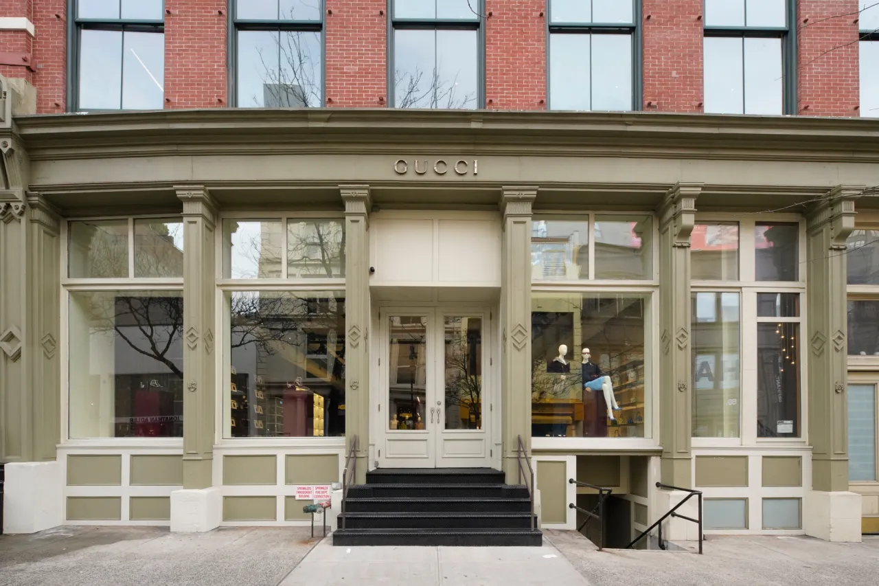 Деби дебит Сабато де Сарна у њујоршком бутику