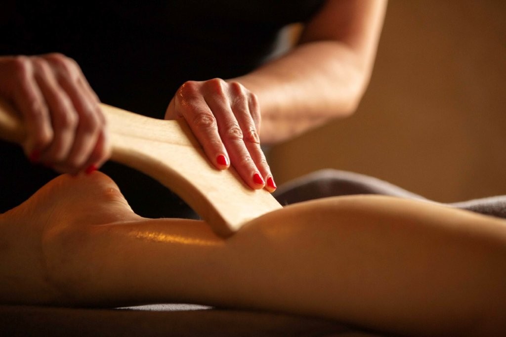 Сесија мадеротерапије у холистичком СПА хотелу Manor House