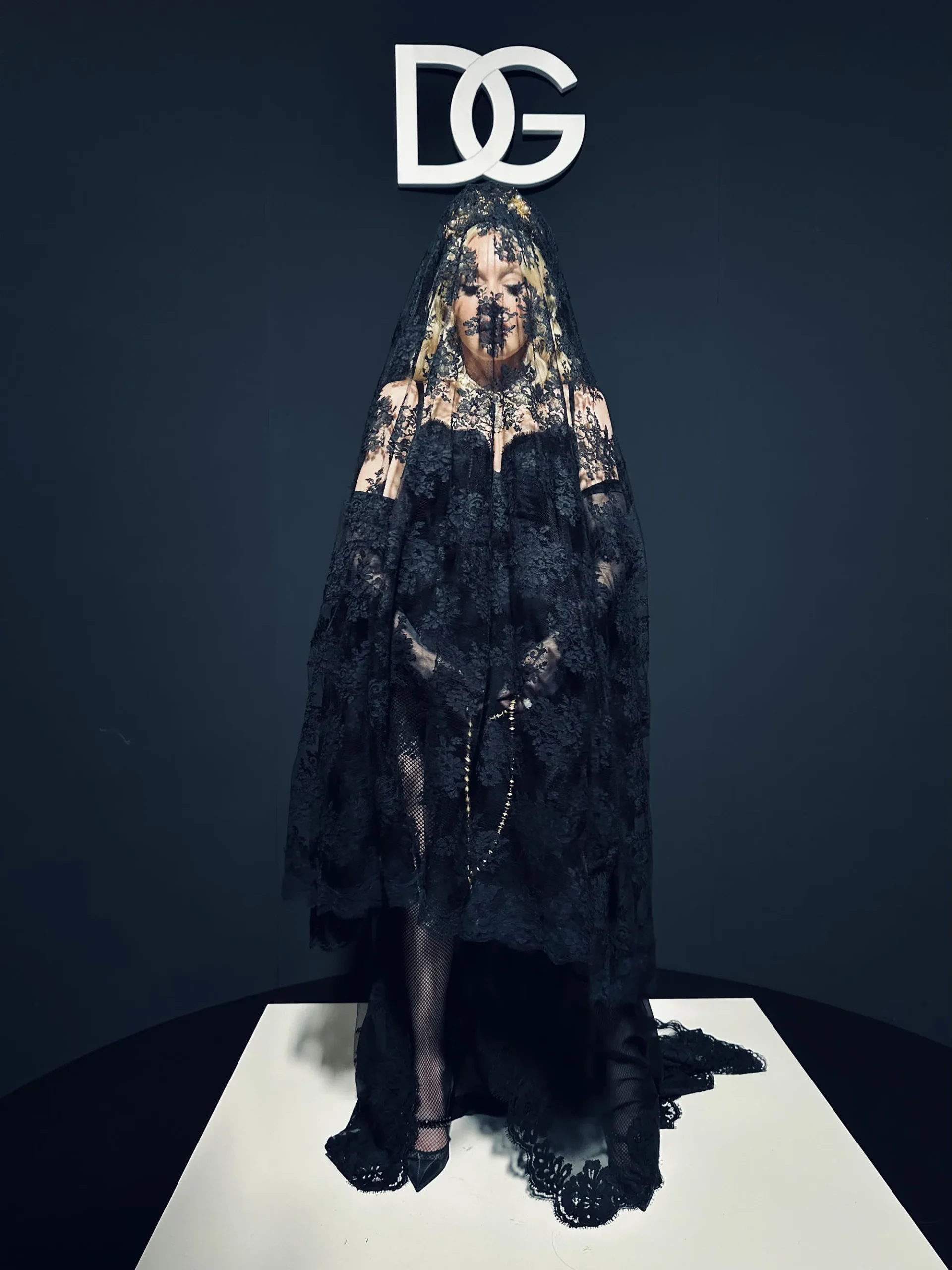 Мадона Dg Милан Фасхион Вик 2