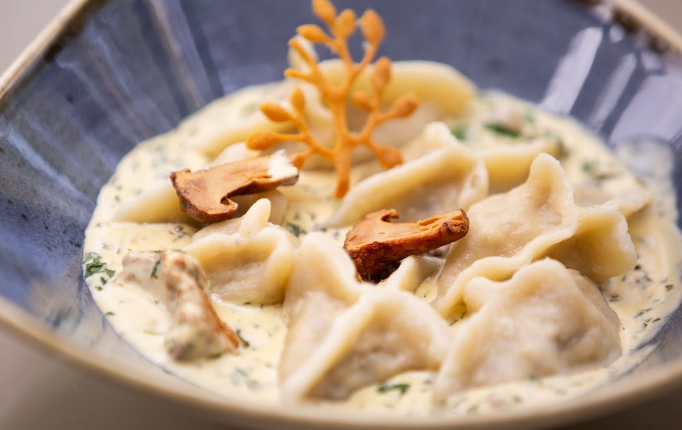 Биљна кухиња се сматра једном од најкреативнијих, што је потврђено такмичењем „Златни артичока 2025”, током којег су изабрани најбољи вегански шефови кухиње у Пољској. Како каже Малгожата Фигарска, чланица жирија такмичења и Шефица гастрономије у хотелу Manor House SPA: „Такмичарска јела одушевила су разноврсношћу и креативношћу. То је била права прослава биљне кухиње.”