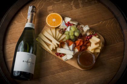 Плато са сиревима, додацима и шампањцем