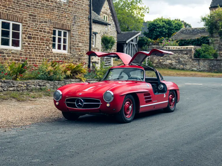 Црвени Мерцедес на аукцији