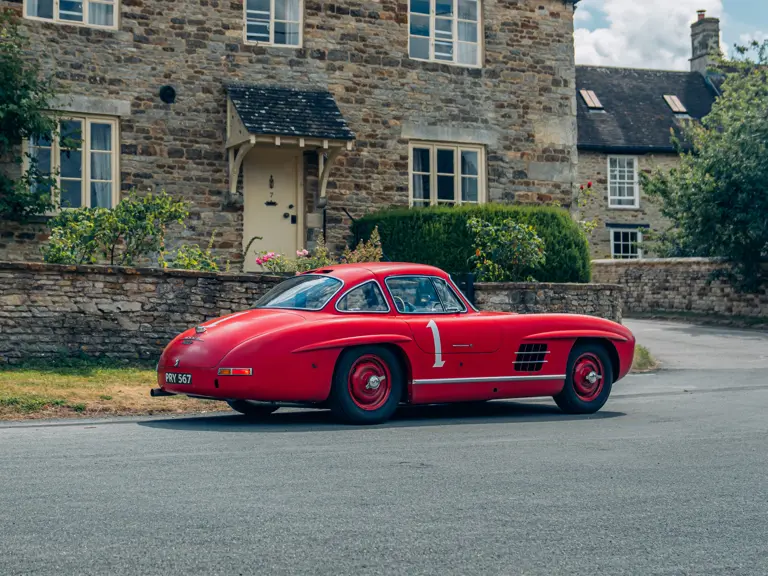 Црвени Мерцедес на аукцији1