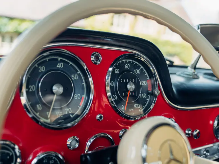 Црвени Мерцедес на аукцији2