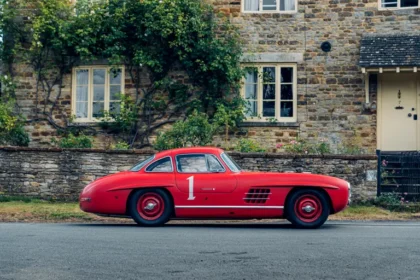 Црвени Мерцедес на аукцији3