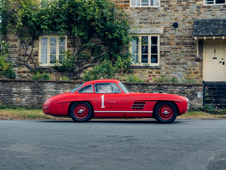 Црвени Мерцедес на аукцији3