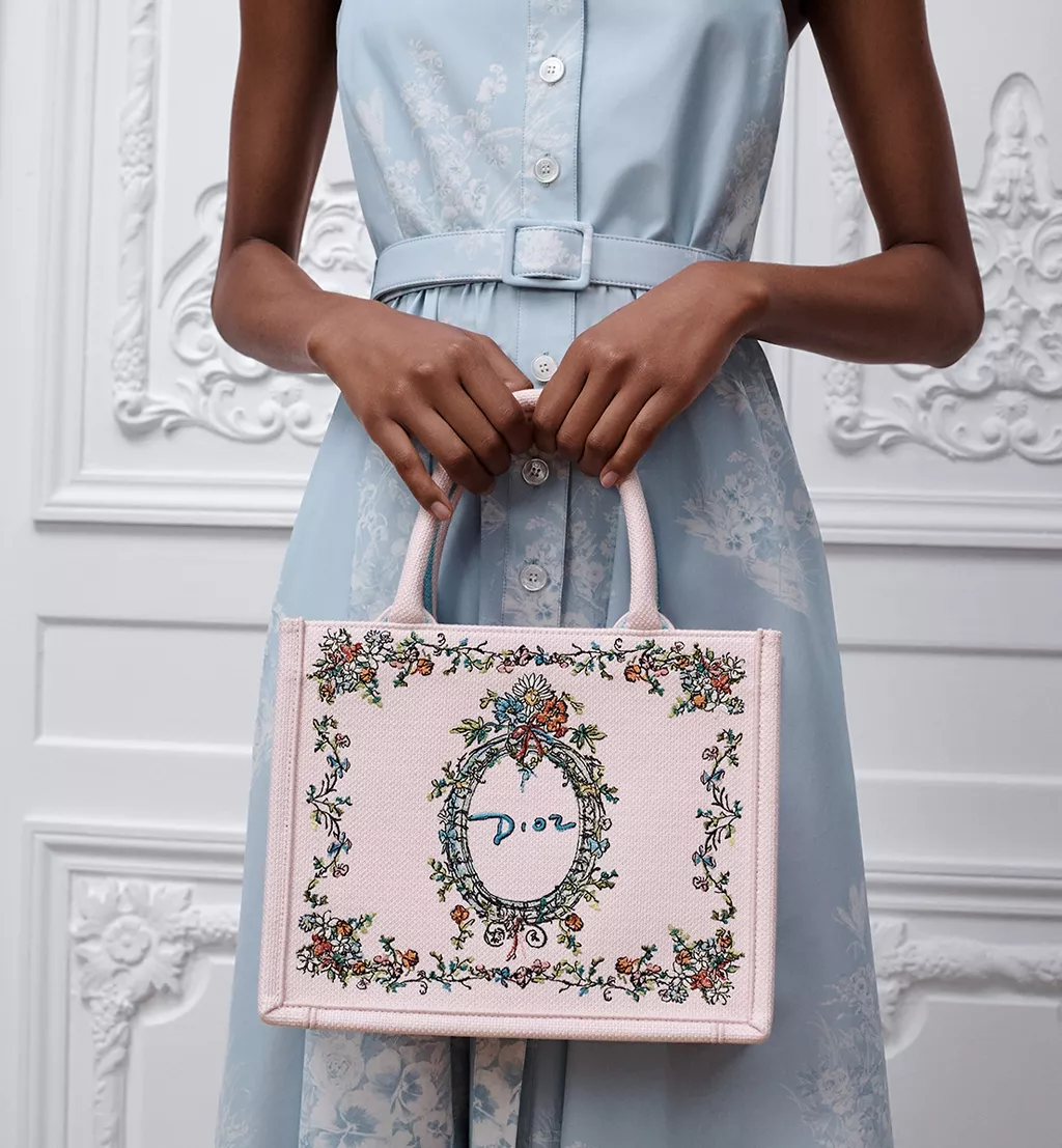 Dior Book Tote Када књига постаје мода11