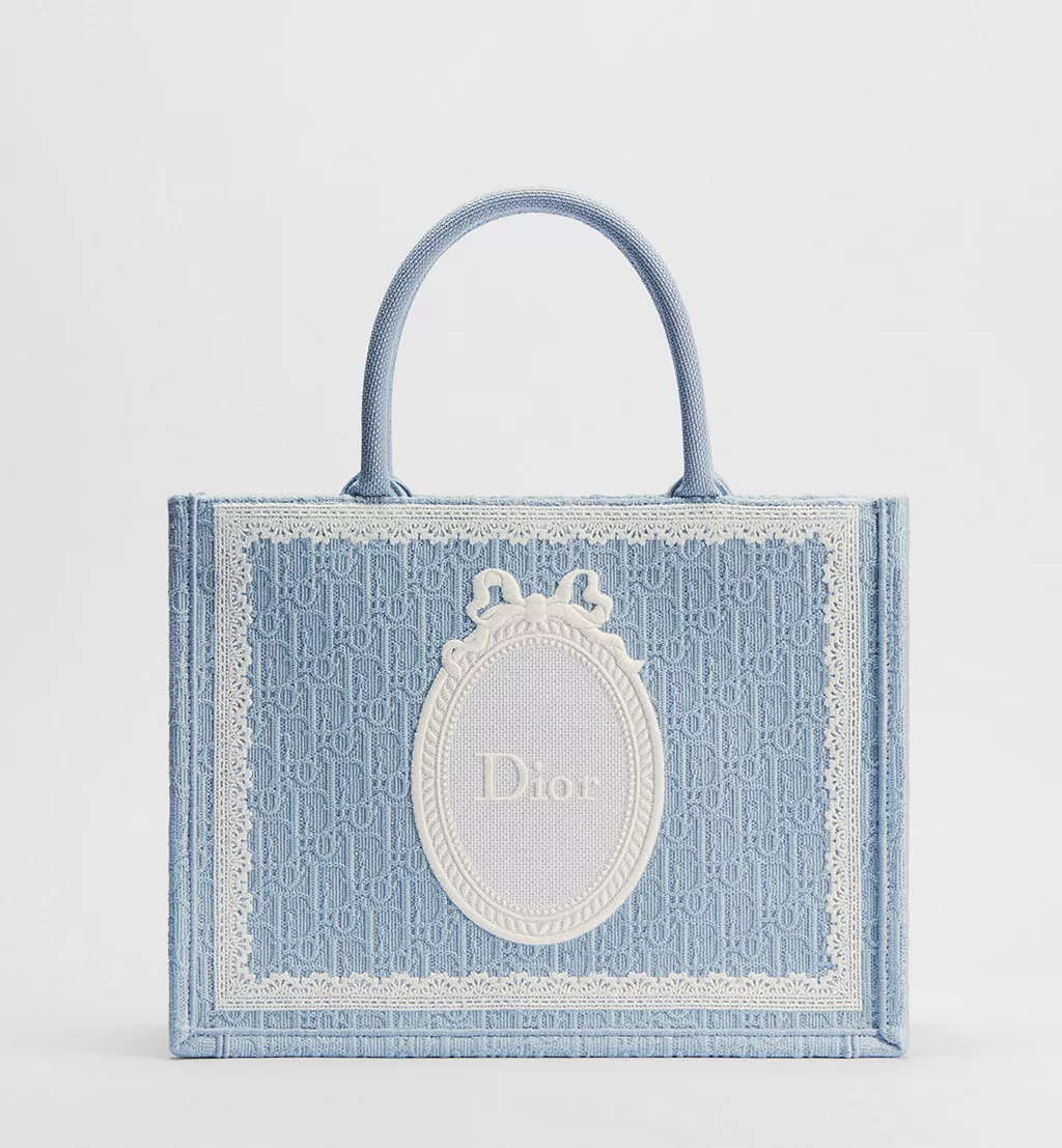 Dior Book Tote Када књига постаје мода61