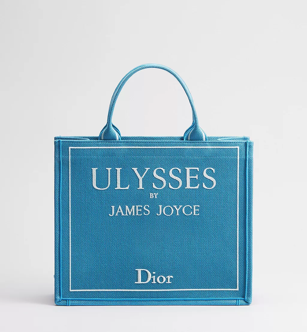 Dior Book Tote Када књига постаје мода8